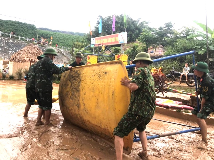 Lực lượng vũ trang Nghệ An giúp nhân dân khắc phục hậu quả mưa lũ
